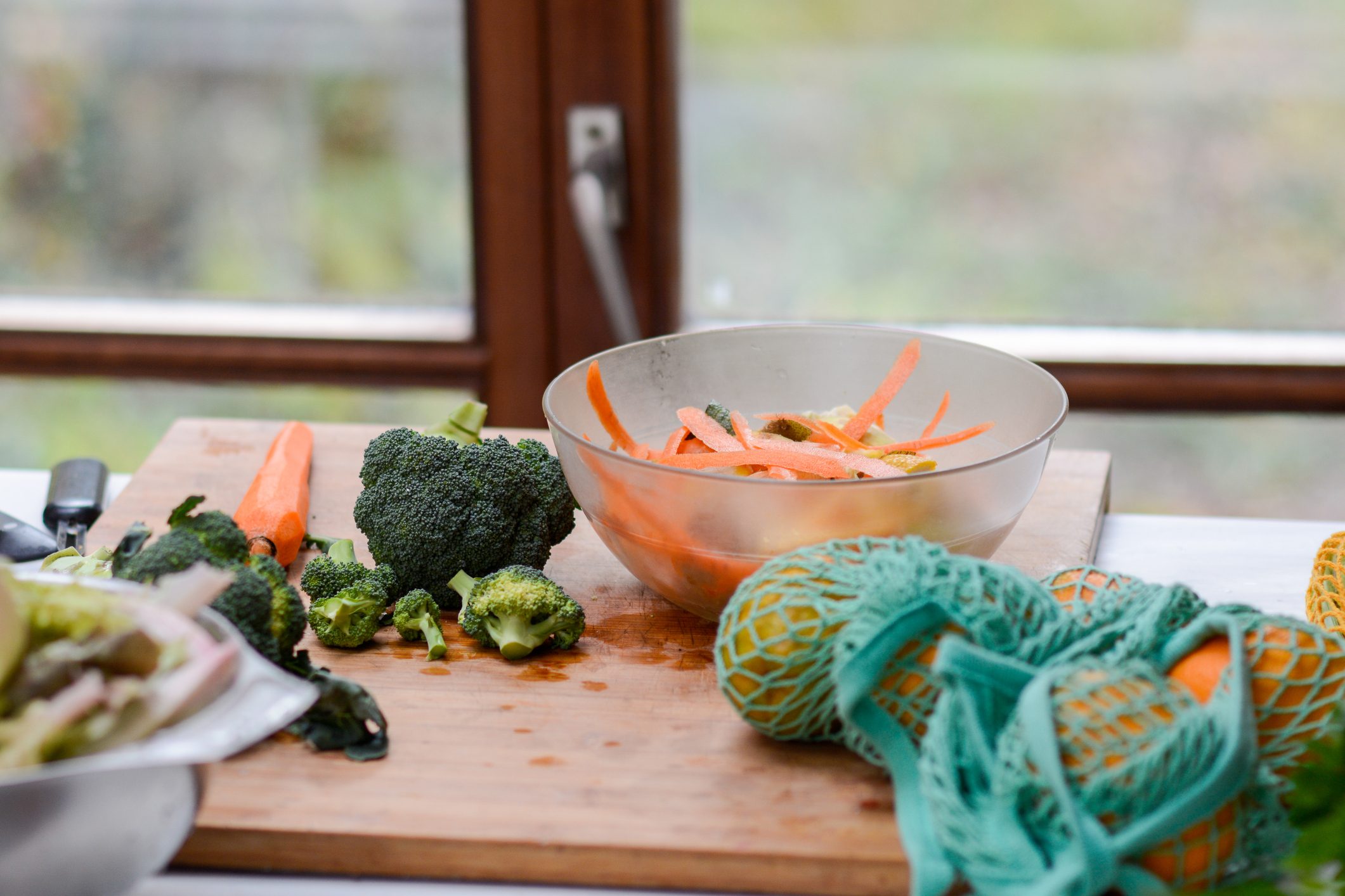 A cutting board with vegetables