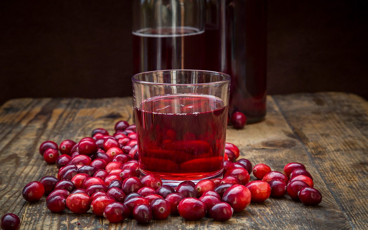 Unsweetened Cranberry Juice Or Cranberry Supplements Gettyimages 681908719